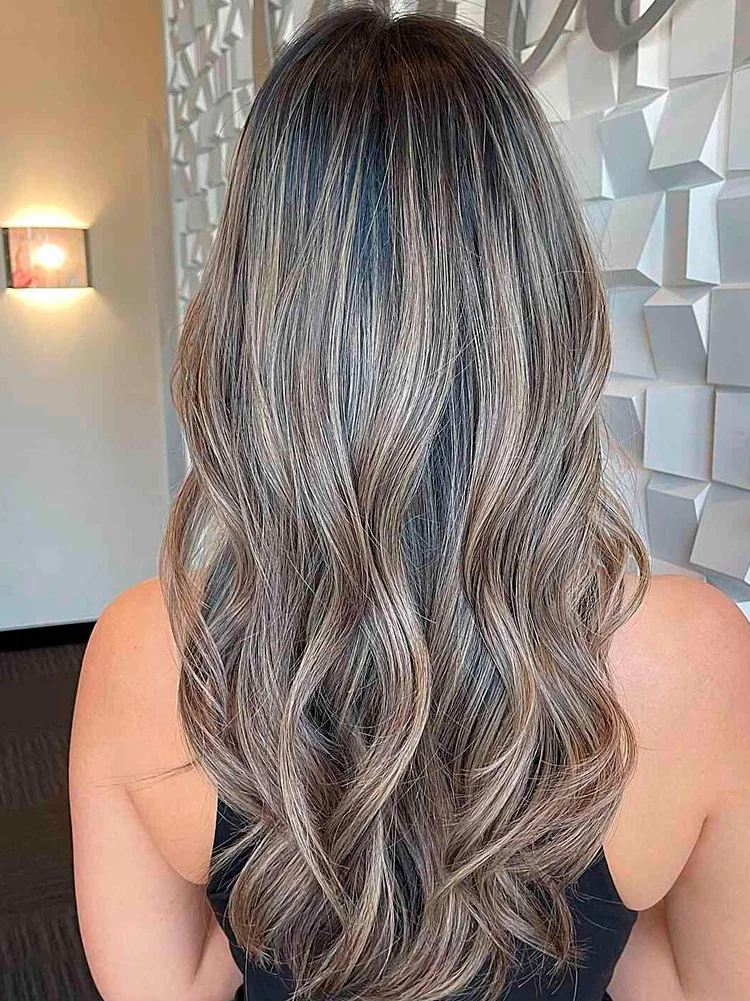 Mechas balayage rubias realizadas en Modern Cut, peluquería de Can Serra